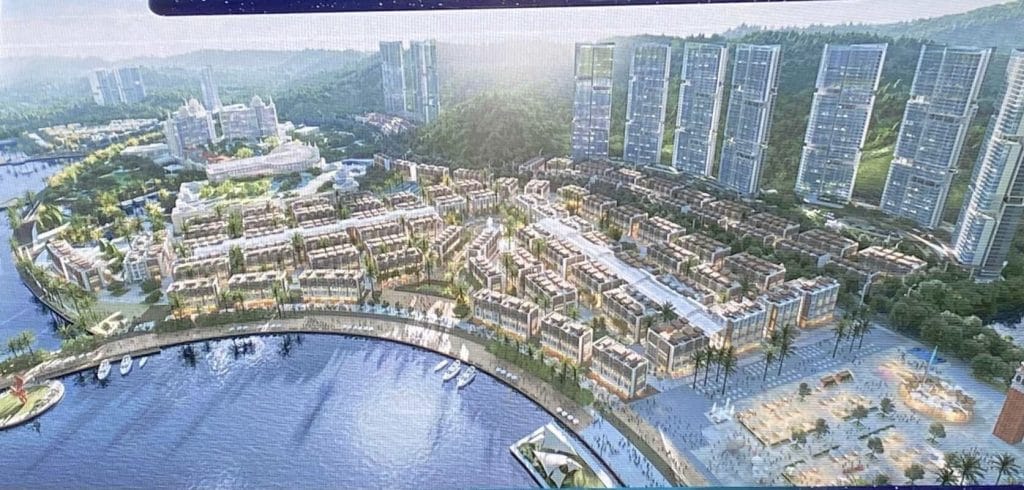 Phối cảnh tổng thể dự án Sun Mê Linh với các dãy shophouse hướng biển, biệt thự sang trọng, cao ốc hiện đại và quảng trường trung tâm ven vịnh, nổi bật với kiến trúc cao cấp và không gian sống xanh.
