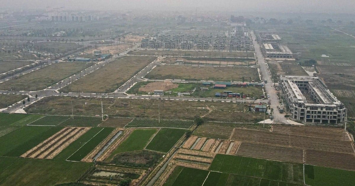 Hình ảnh chụp từ trên cao vị trí dự án Sun Mê Linh, xung quanh là các tuyến đường đã quy hoạch, khu đất trống chuẩn bị xây dựng và các tòa nhà đang hoàn thiện.