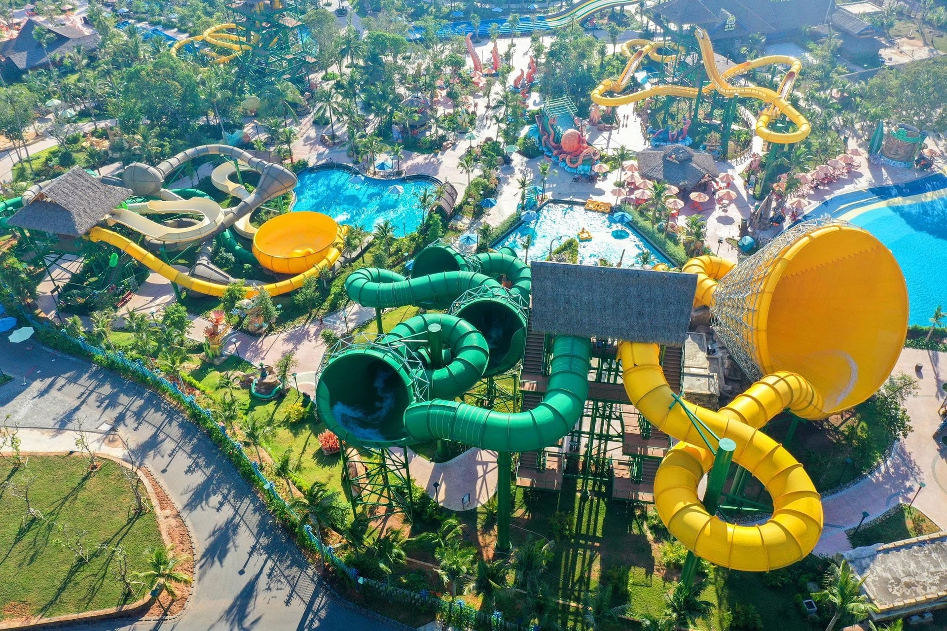 Sun World Mê Linh với công viên nước quy mô lớn, hệ thống trò chơi giải trí hiện đại, mang đến điểm đến vui chơi – giải trí hấp dẫn gắn liền với quần thể đô thị Sun Mê Linh của Sun Group.